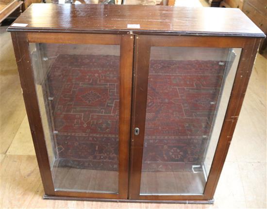 Mahogany display cabinet(-)